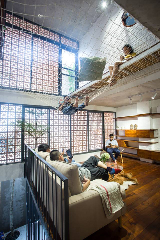 Tấm lưới thay trần nhà giúp gia chủ Sài Gòn thư giãn