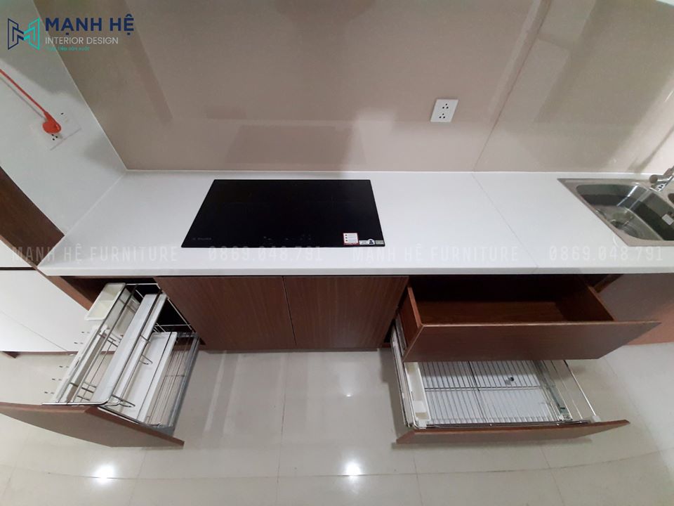 Hộc tủ bếp dưới có gắn phụ kiện